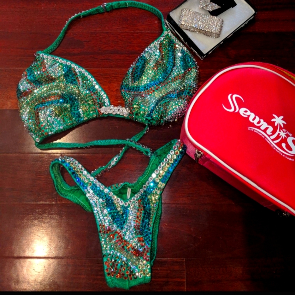 Bikini show suit